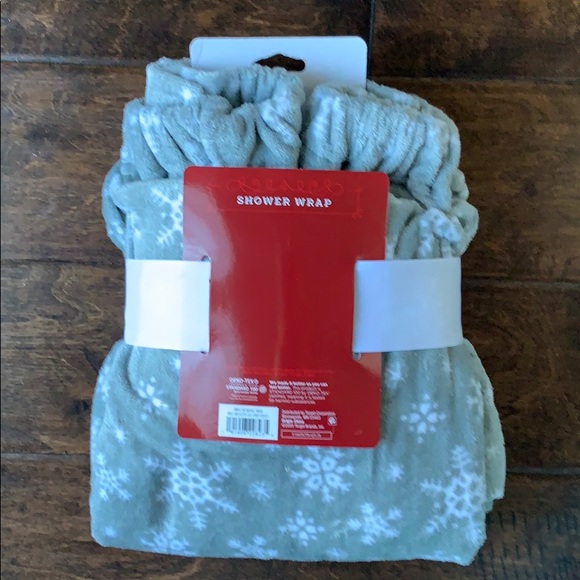 NWT Snowflake Print Shower Wrap - Picture 5 of 6
